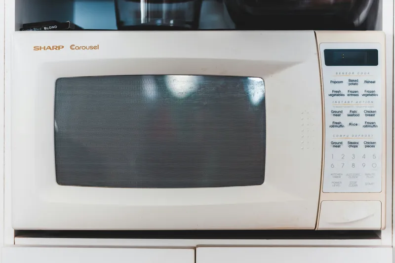 Microwave (700W, White)